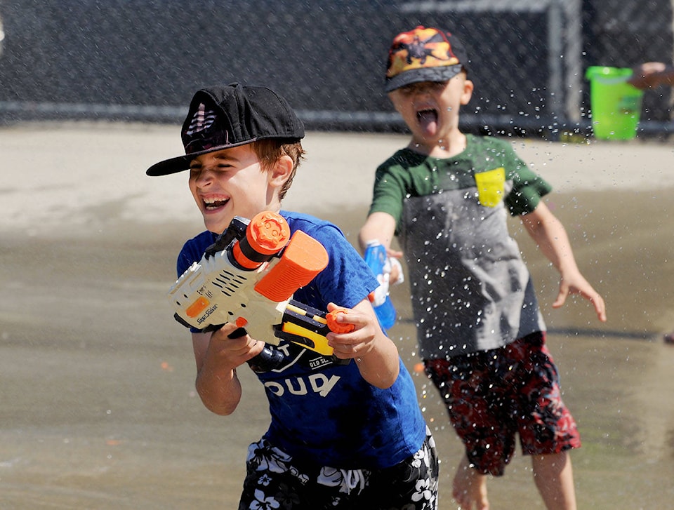 7865606_web1_0718_walnut-grove_water-park1