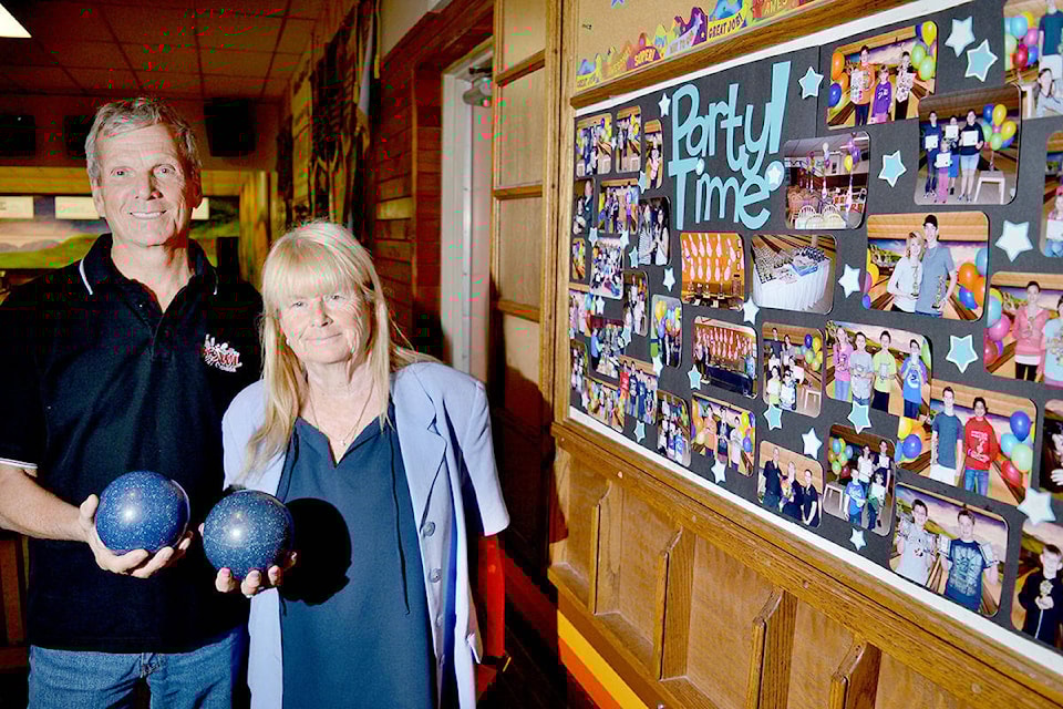 8247809_web1_170830-LAT-willowbrooklanesclosing