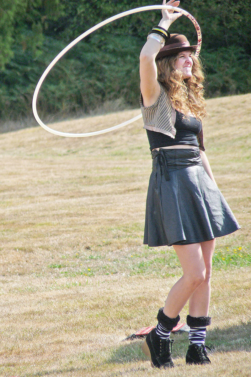 8543494_web1_170917-LAT-Country-celebration-hula-hoop