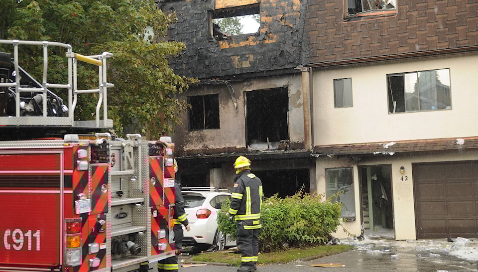 8604013_web1_170915-LAT-townhomefire2