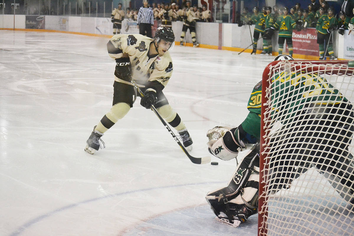8718373_web1_171005-ALT-Kodiaks-topple-Knights_4