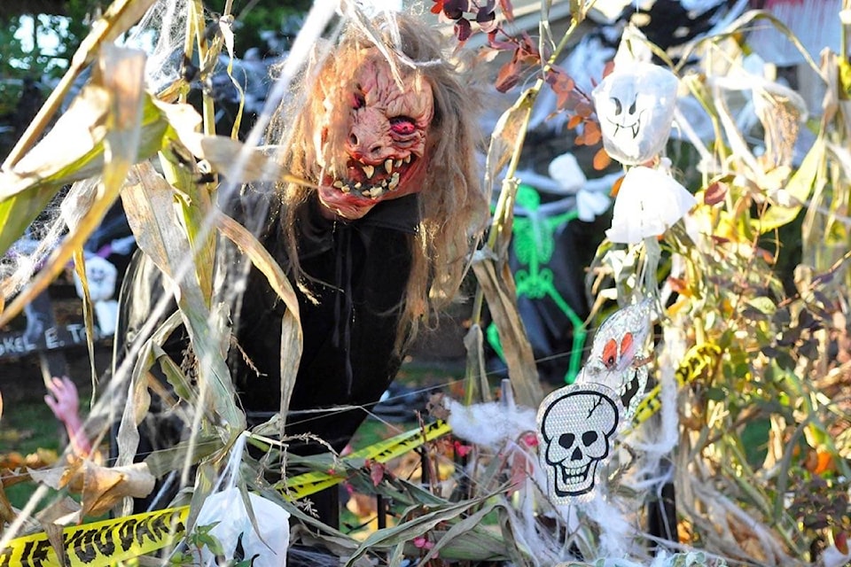 8812584_web1_171005-LAT-M-Halloween-GPS