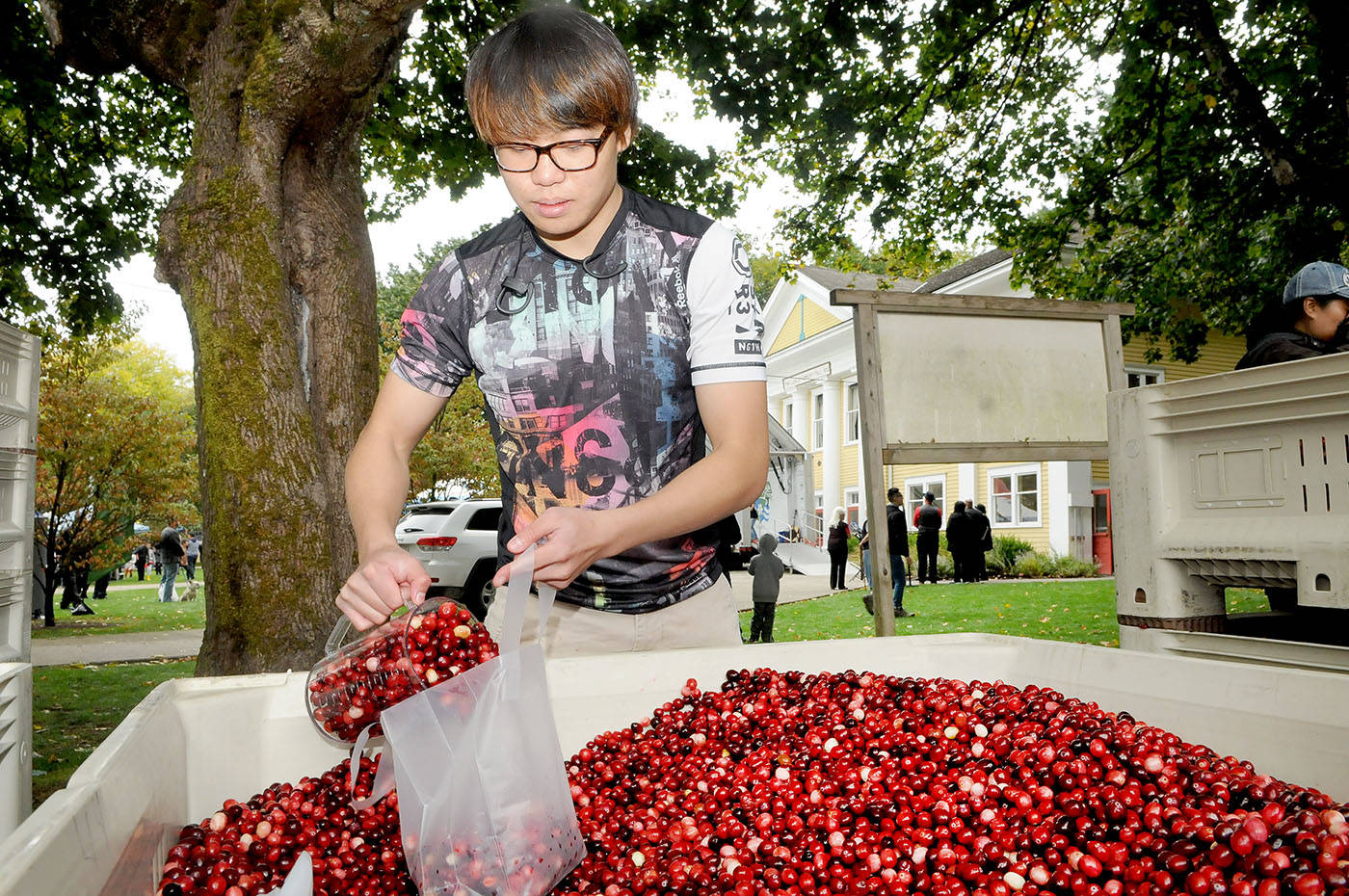 8844271_web1_171011-LAT-cranberryfestival3