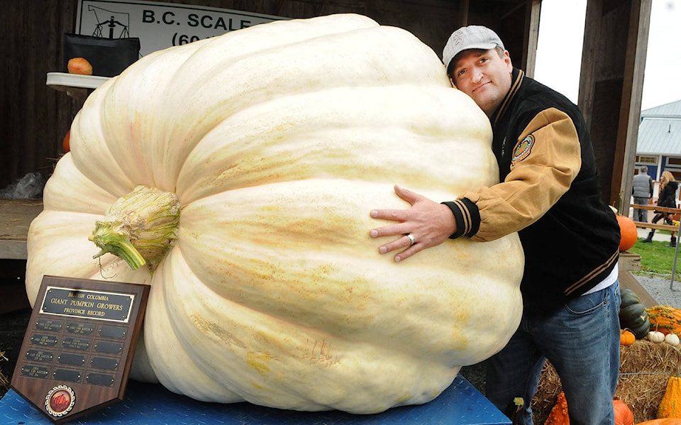 8844671_web1_171011-LAT-pumpkinweighin