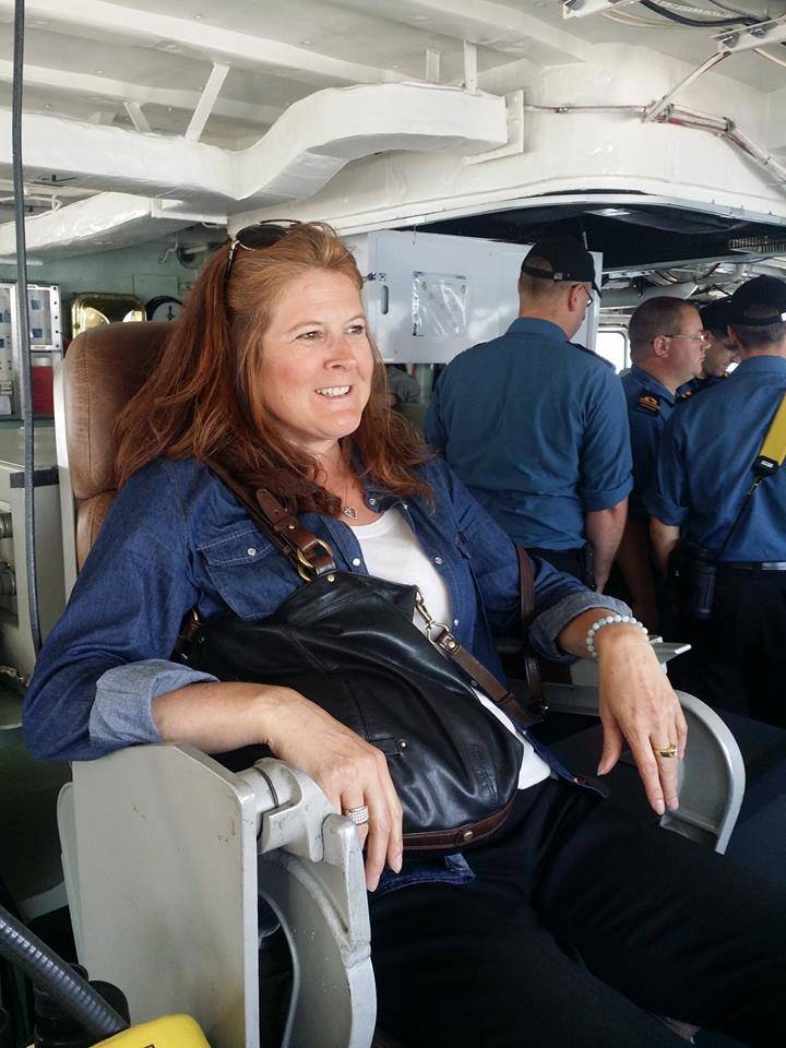 8914406_web1_Angela-Toth-at-helm