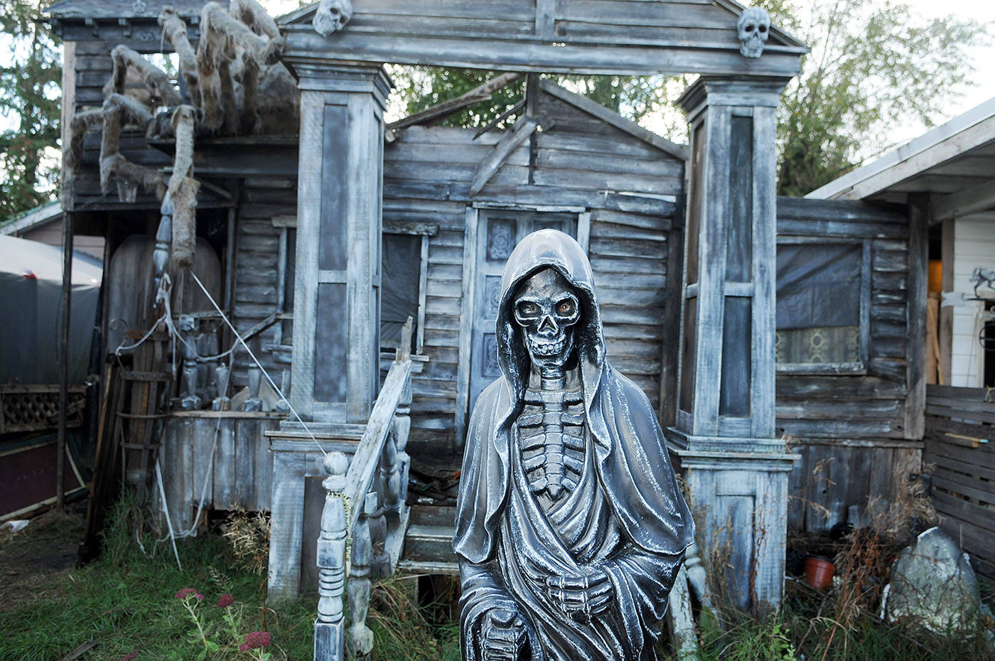 8927297_web1_171018-LAT-hauntedhouse4