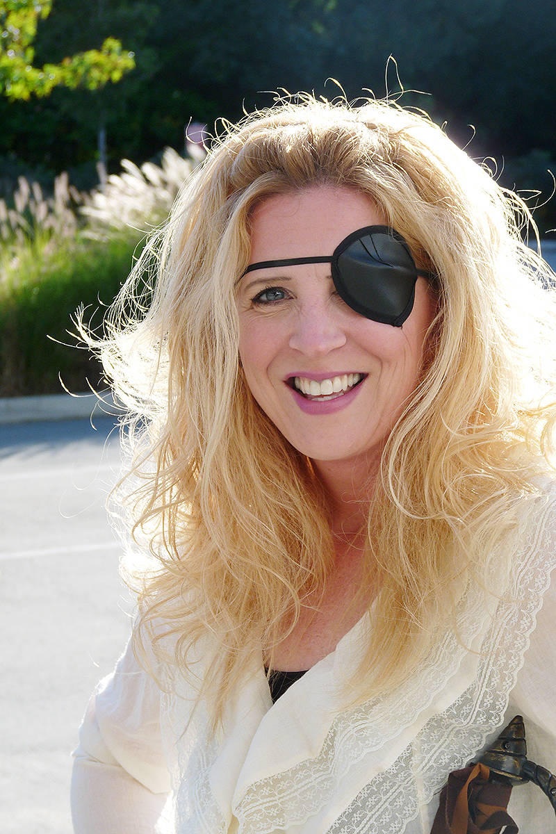 8940343_web1_171016-LAT-AOK-run-pirate