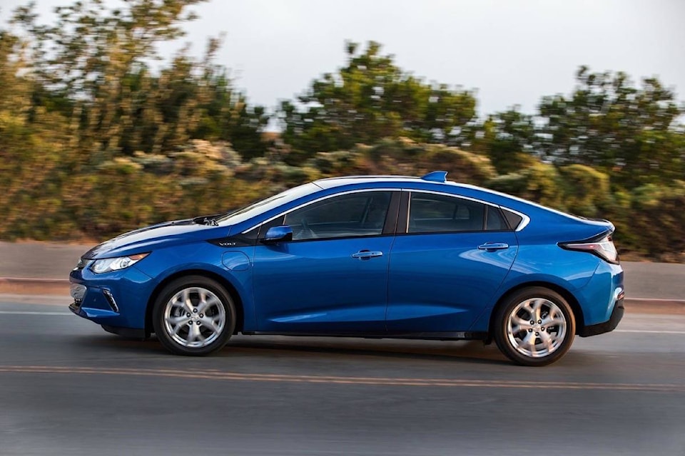 8942473_web1_171016-LAT-M-2016-Chevrolet-Volt-045
