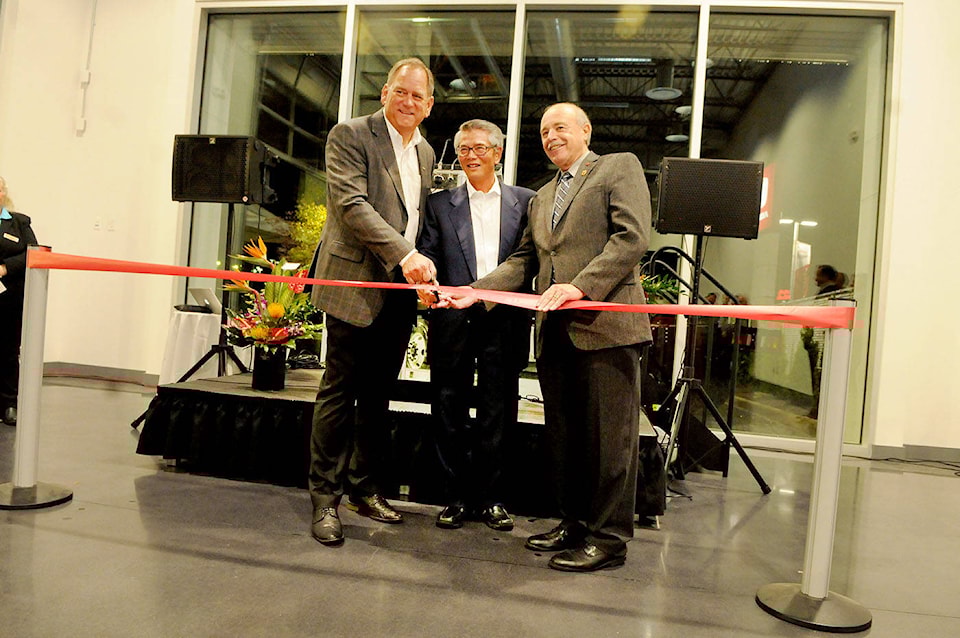 9028099_web1_171025-LAT-isuzuopening2