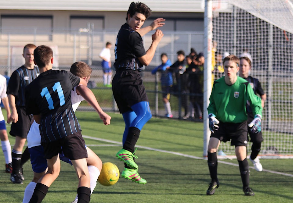 9153664_web1_171102-ALT-soccer-boys_2