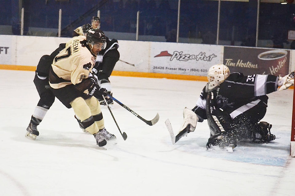 9214420_web1_171109-ALT-Kodiaks-defeat-Outlaws_2