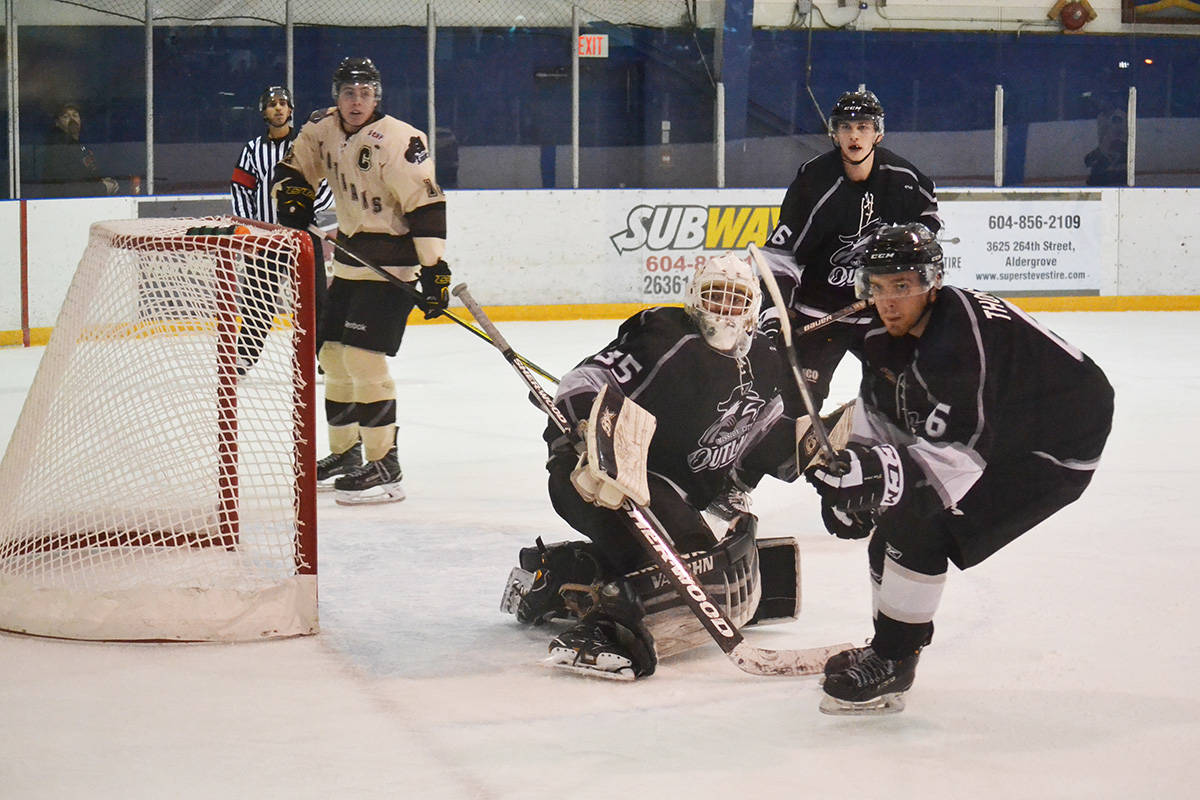 9214420_web1_171109-ALT-Kodiaks-defeat-Outlaws_3