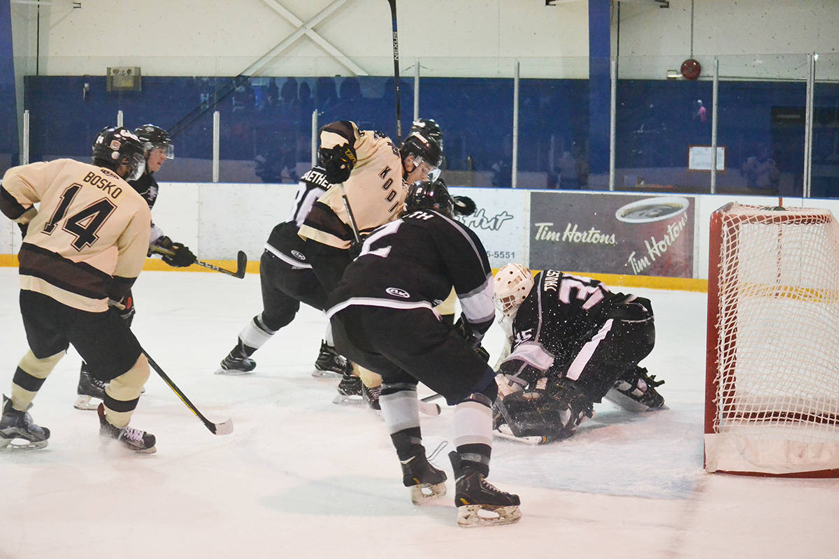 9214420_web1_171109-ALT-Kodiaks-defeat-Outlaws_4