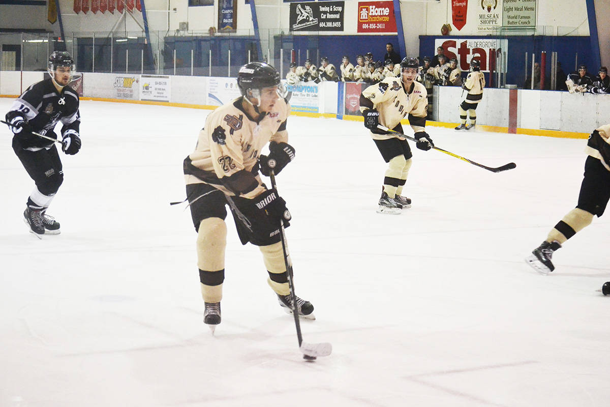 9214420_web1_171109-ALT-Kodiaks-defeat-Outlaws_5
