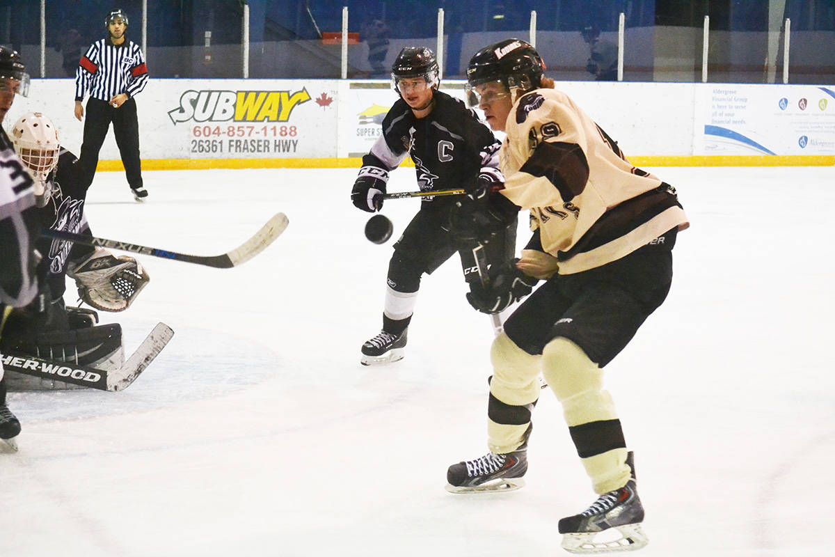 9214420_web1_171109-ALT-Kodiaks-defeat-Outlaws_6