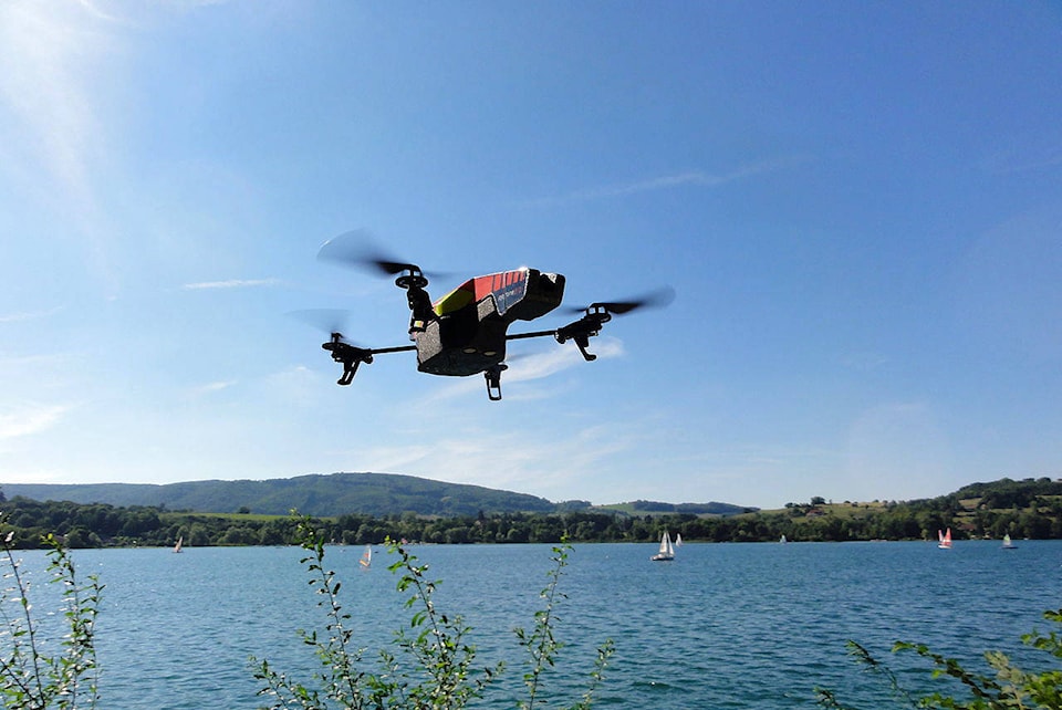9222814_web1_1280px-Parrot_AR.Drone_2