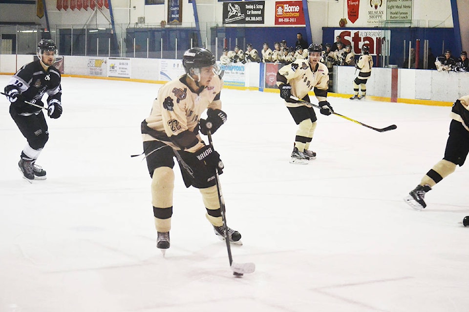 9230012_web1_171109-ALT-Kodiaks-tie-Sockeyes_1