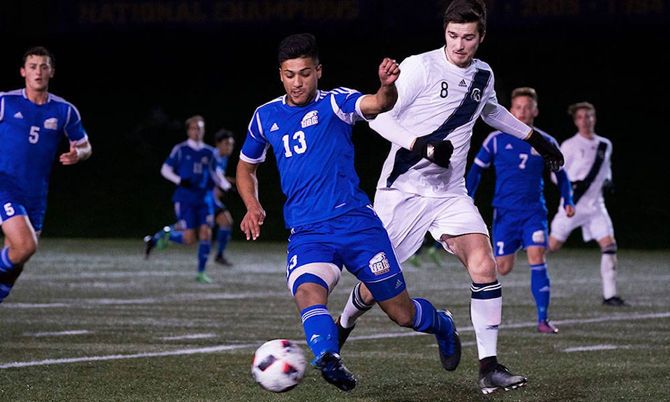 9253036_web1_171108-LAT-TWUmenssoccer1