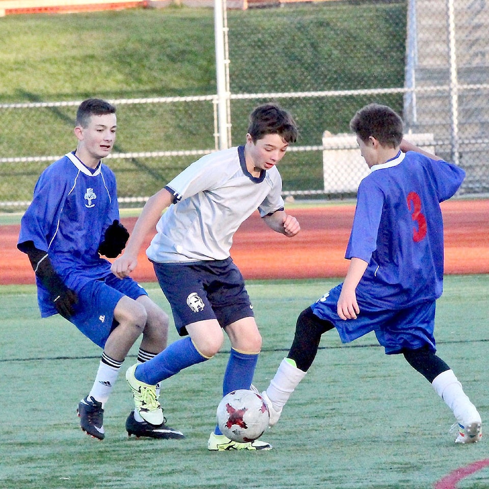 9290738_web1_171110-LAT-highschooboyssoccer1