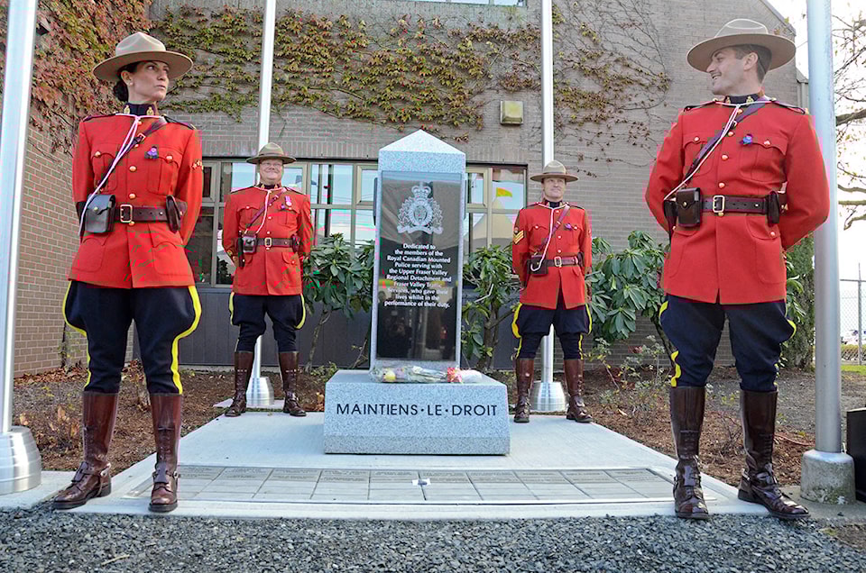 9299080_web1_FallenOfficerMemorial2