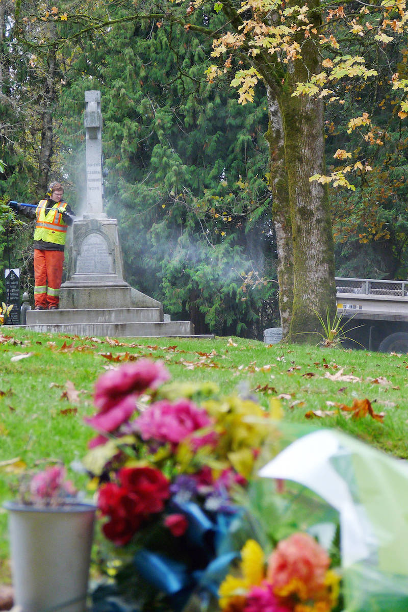 9337976_web1_171108-LAT-murrayville-cemetery-cleaning-cenotaph-copy