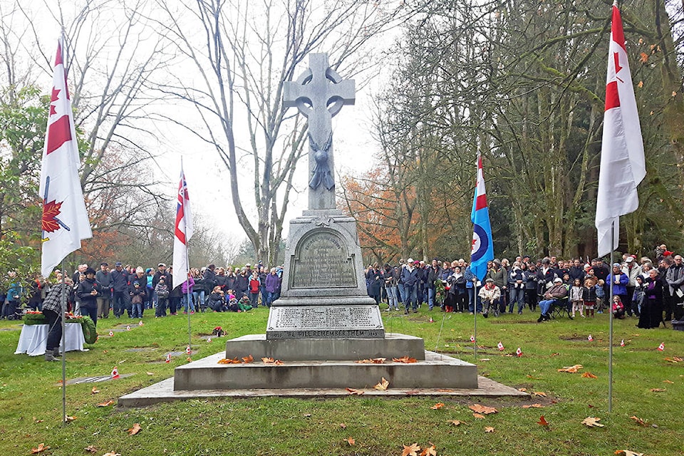 9337976_web1_copy_171111-LAT-remembrance-day-murrayville-crowd