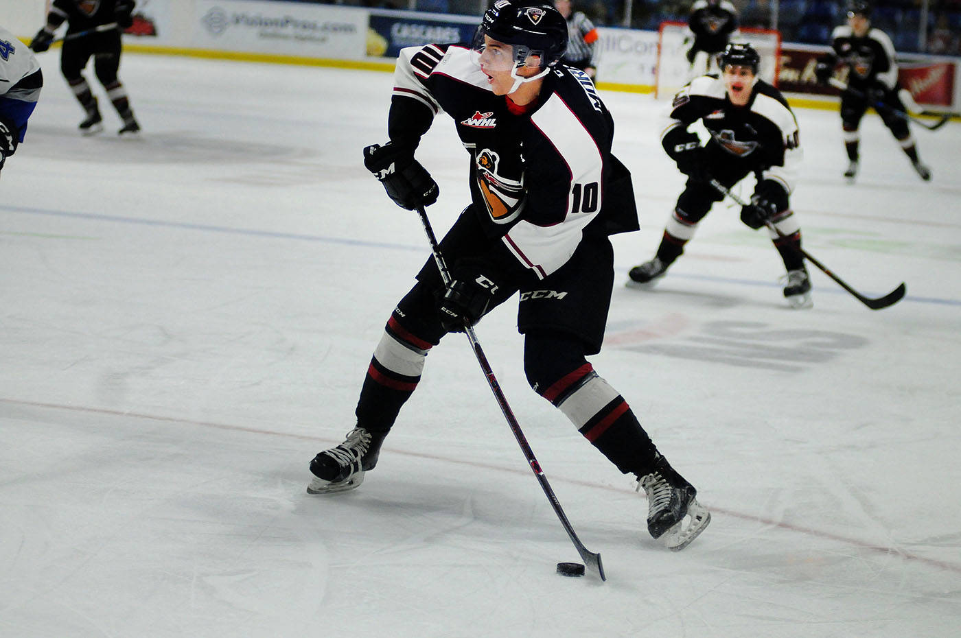 9341569_web1_171111-LAT-giantsvsvictoria-morrison1