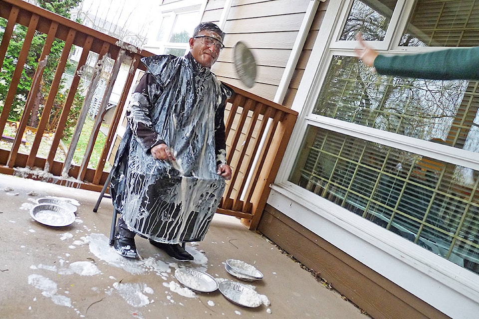 9458570_web1_171120-LAT-pie-in-face