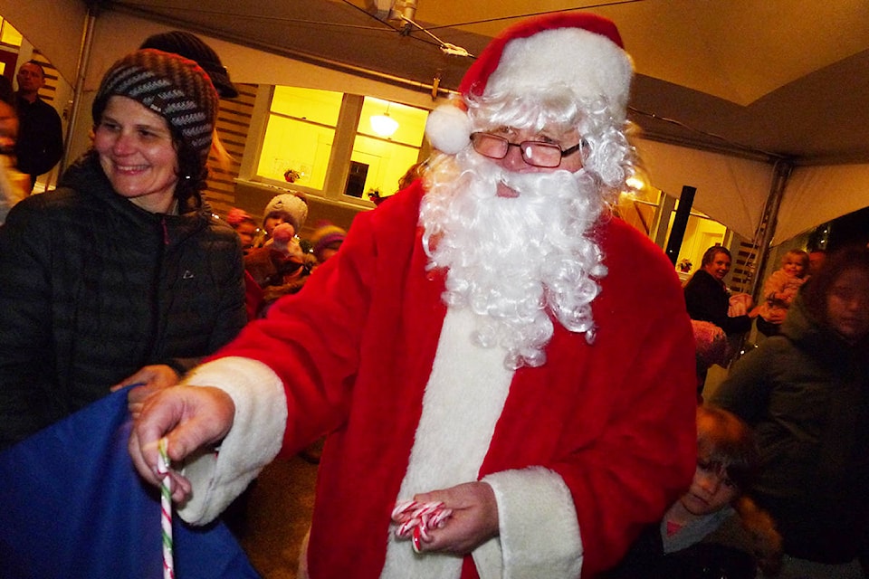 9535724_web1_copy_171125-LAT-tree-lighting-santa