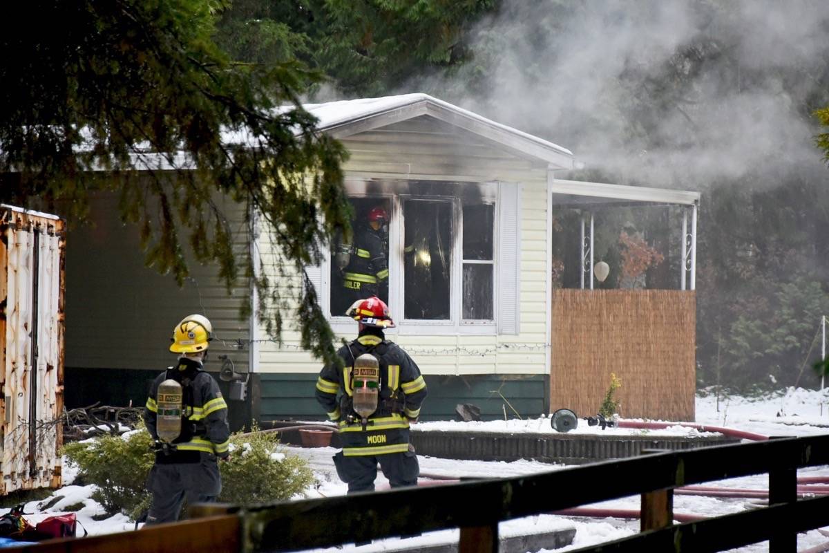 10005428_web1_copy_171229-LAT-M-Fire-at-mobile-home