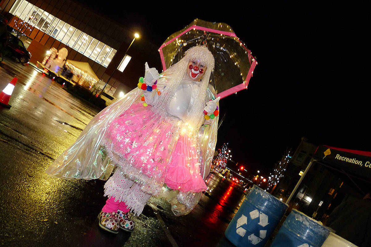 9633941_web1_171202-LAT-magic-of-Christmas-parade-clown