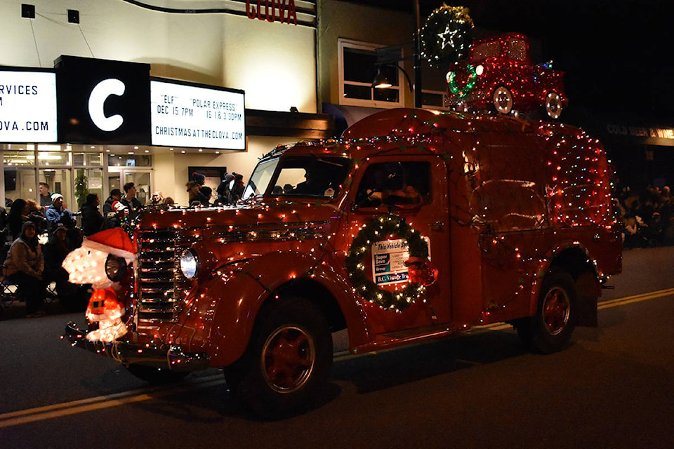 9638190_web1_171206-CLR-SantaParade_6