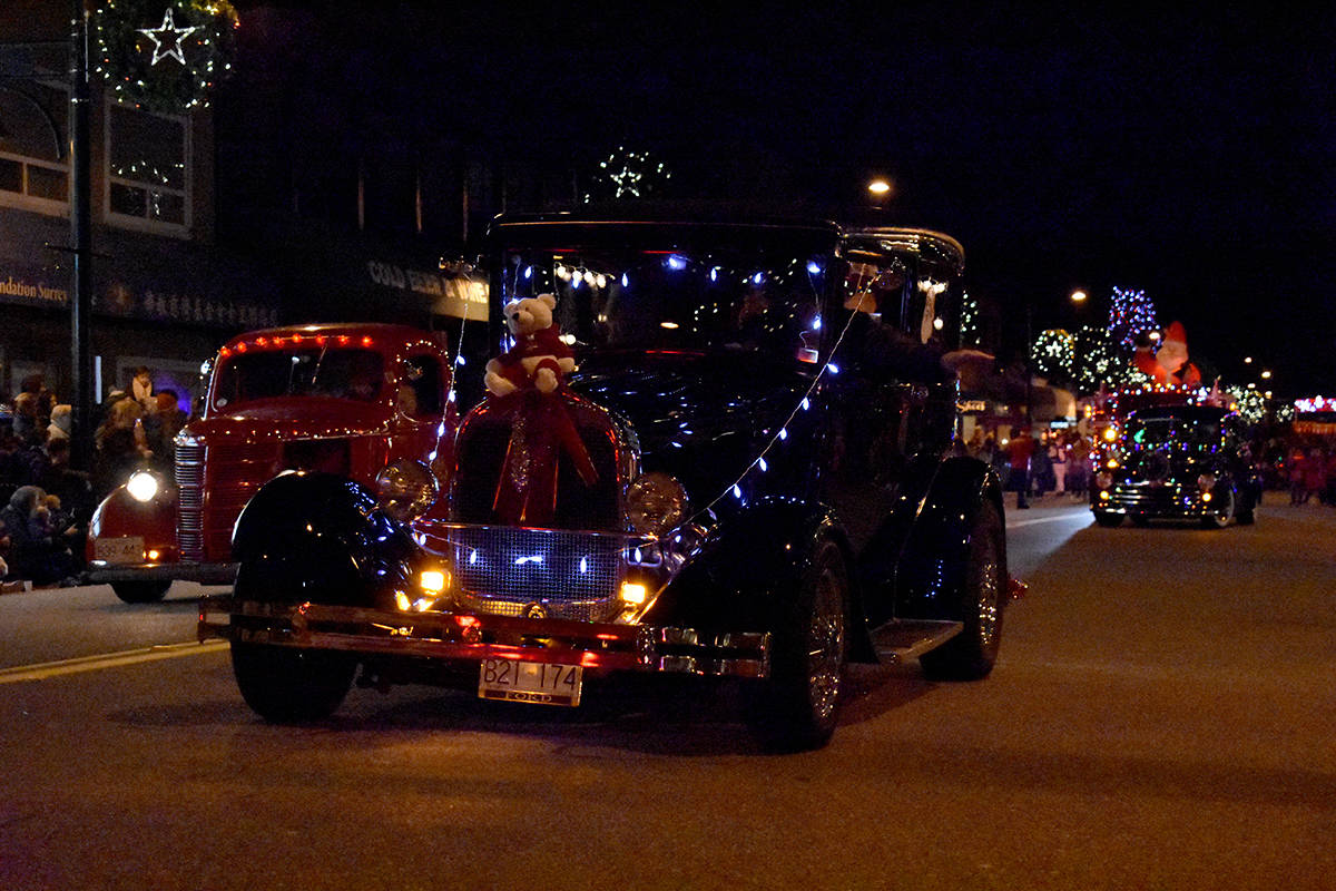 9638190_web1_171206-CLR-SantaParade_9