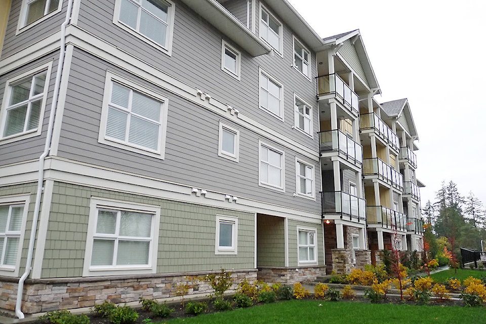 10045867_web1_171122-LAT-Murrayville-condo-new