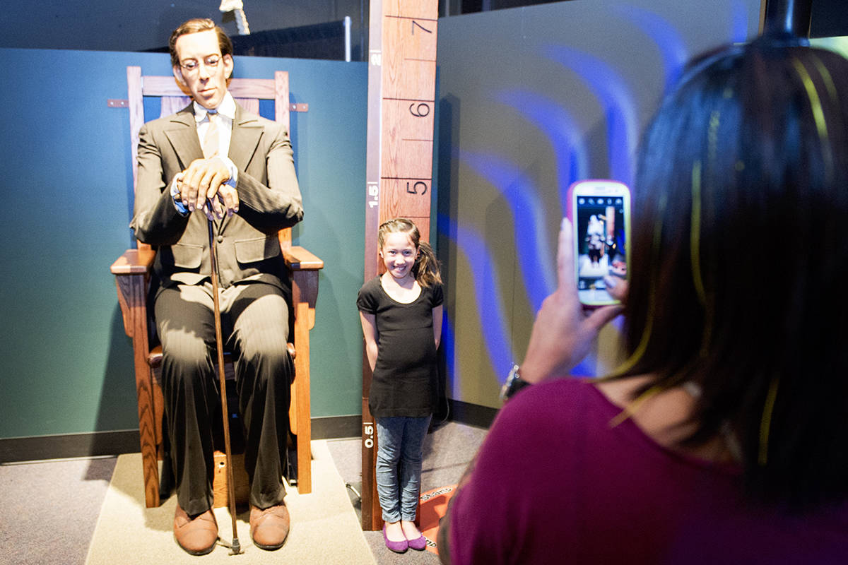 10356343_web1_copy_2-8-Robert_Wadlow_Photo_Op