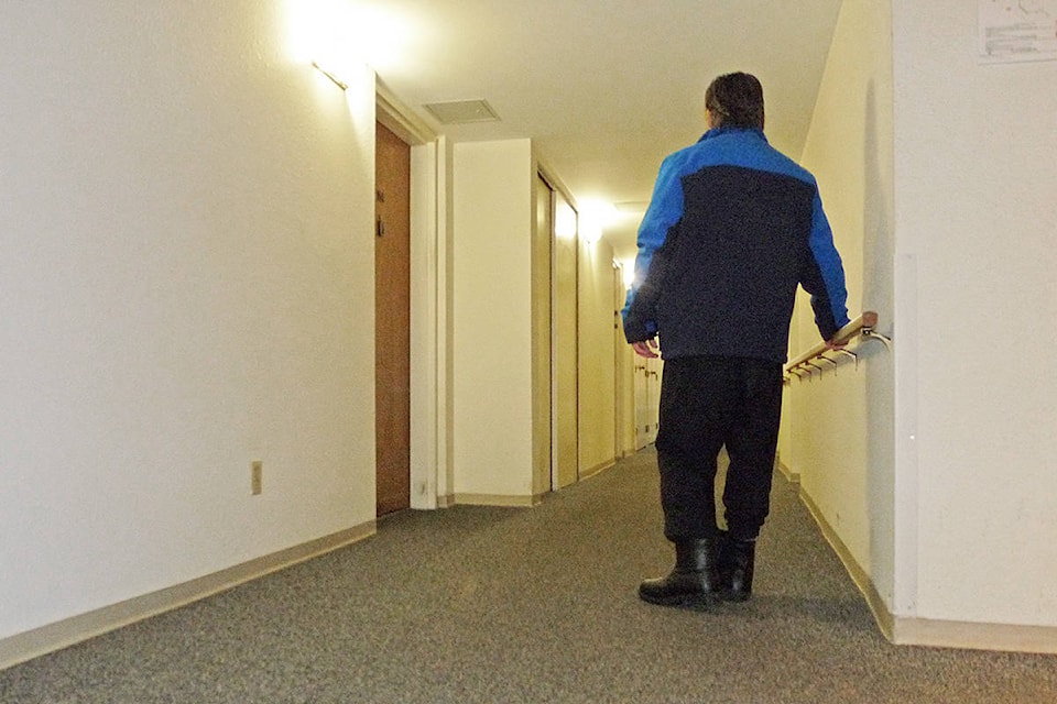 10369187_web1_180127-LAT-darrell-resident-lions-hallway