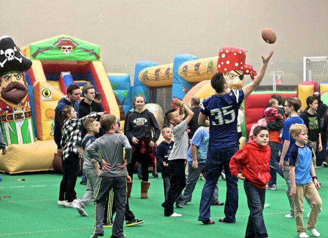 10530251_web1_2015_Family_Day_02-640x466
