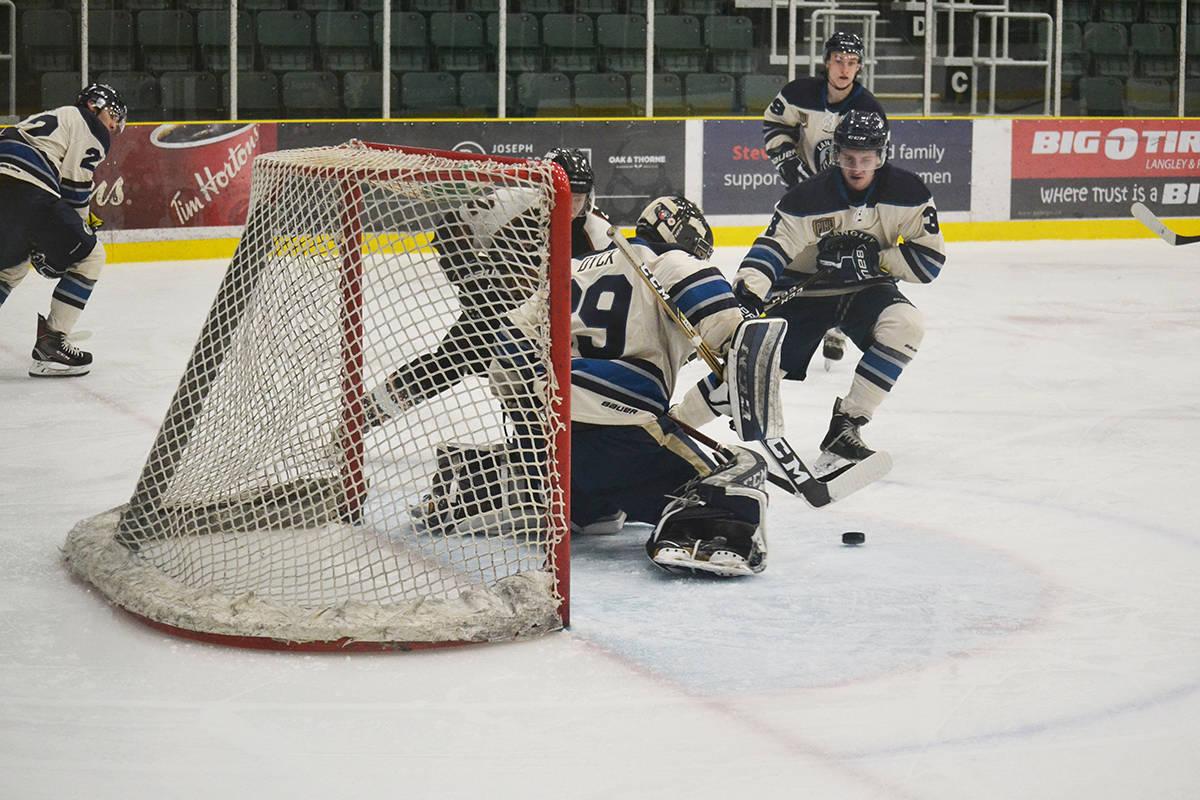10546527_web1_180215-ALT-Kodiaks-down-Trappers_5