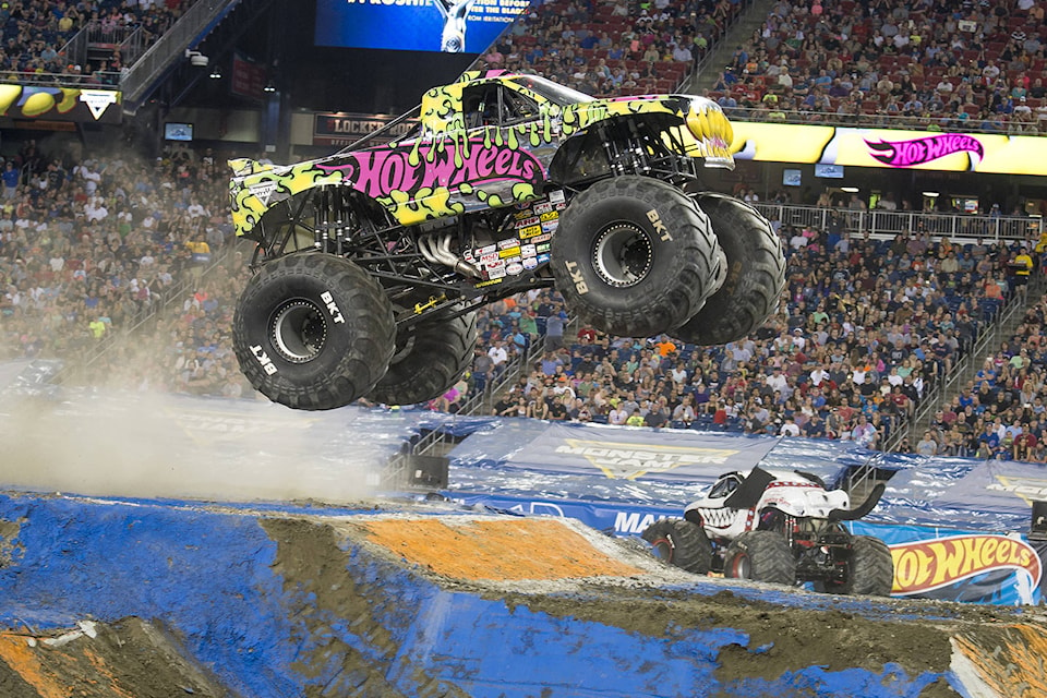 10658103_web1_Monster-Jam-TeamHotWheelsFirestorm17_04