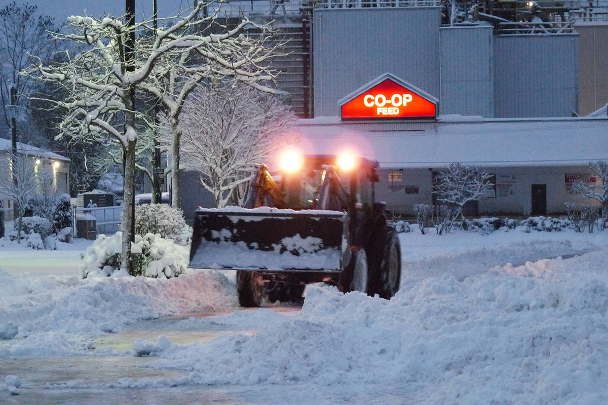 10760402_web1_180224-LAT-Snowfall-tractor-at-Otter