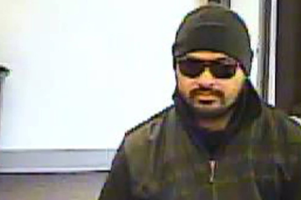 10951366_web1_SurreyBankRobber2