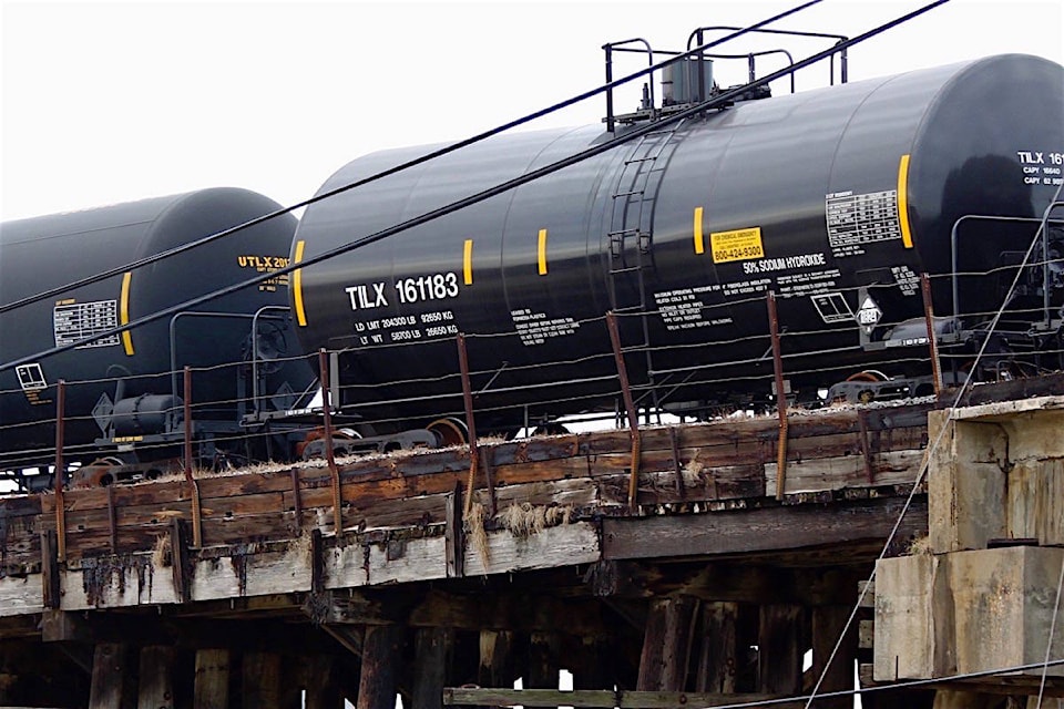 11390288_web1_20180410-BPD-rail-tankers-wikip