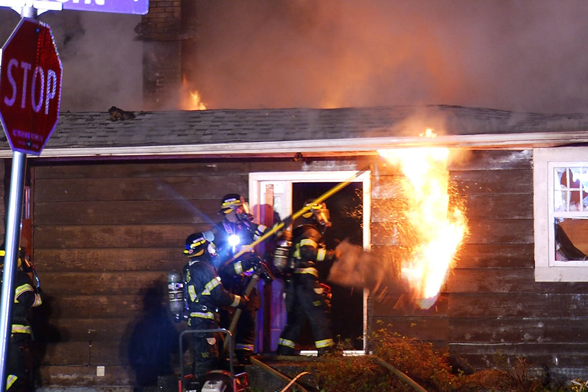 11440451_web1_copy_crescent-house-fire1