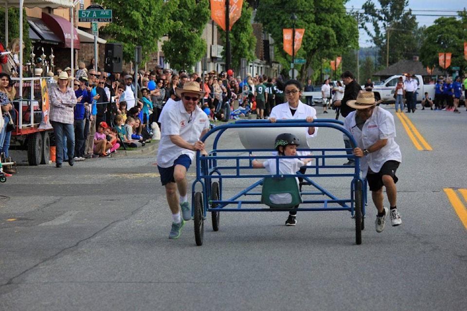 11721805_web1_copy_web1_170524-CLR-Rodeo-Bed-Races_9-1200x800