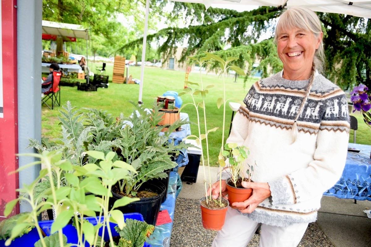 11925937_web1_copy_180516-LAT-M-Farmers-Market-Opens