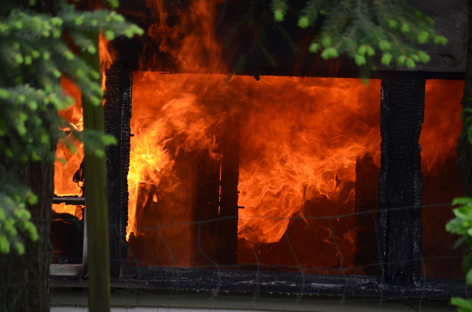 11977409_web1_180521-LAT-house-fire3