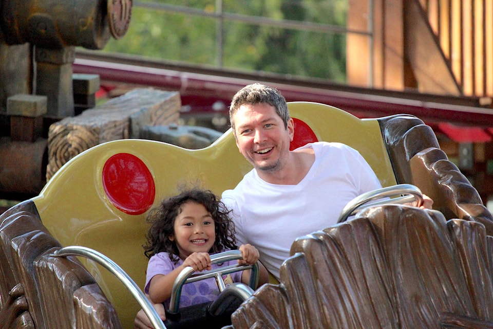 12508193_web1_barrels-dad-and-girl