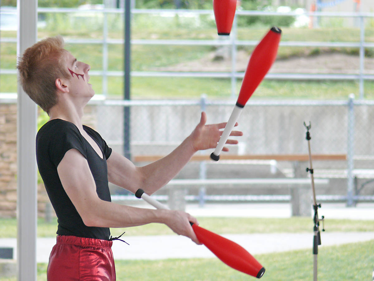 12554606_web1_180701-Canada-Day-Willoughby-juggler