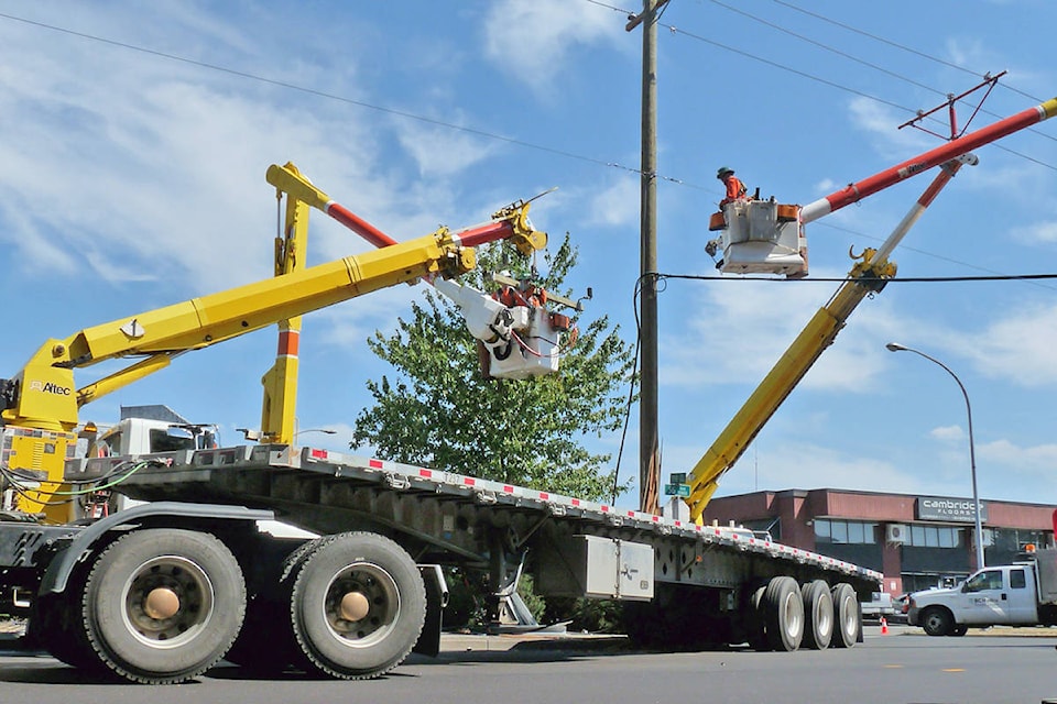 12876149_web1_180725-LAT-truck-damages-pole