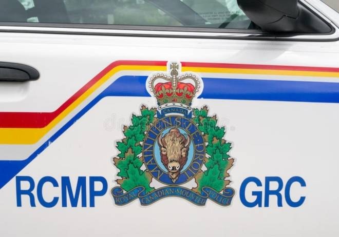 13850350_web1_rcmp-logo-car-door